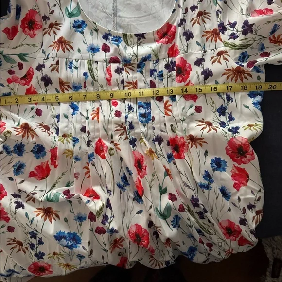 Brand new, never worn. Brightly flowered Polyester nightgown. Marked size M. - Picture 7 of 8